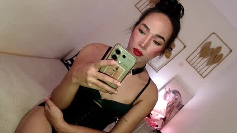 Snapshot of spicy_kinky chatting on 02.15.25 Alora online show from 02.15.25