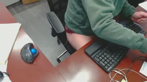 Snapshot of squirrelly82 chatting on 01.24.25 make me cum c2c talk to me online show from 01.24.25