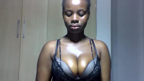 Snapshot of squiter_girlie chatting on 10.25.25 Squiter online show from 10.25.25