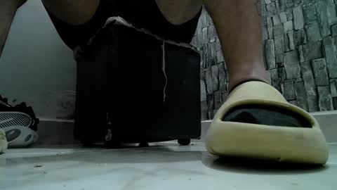 Snapshot of srfindomfeet_ chatting on 01.05.25 sr master cum its my old account online show from 01.05.25