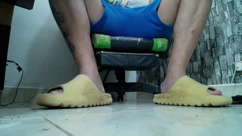Snapshot of srfindomfeet_ chatting on 01.05.25 sr master cum its my old account online show from 01.05.25