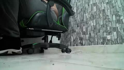 Snapshot of srfindomfeet_ chatting on 01.07.25 sr master cum its my old account online show from 01.07.25