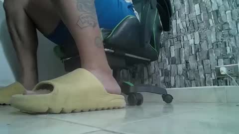 Snapshot of srfindomfeet_ chatting on 01.08.25 sr master cum its my old account online show from 01.08.25