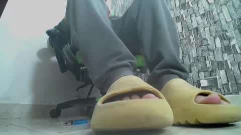 Snapshot of srfindomfeet_ chatting on 01.10.25 sr master cum its my old account online show from 01.10.25