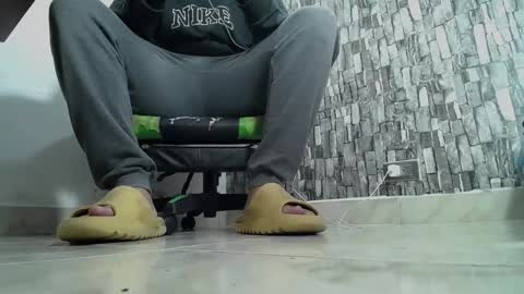 Snapshot of srfindomfeet_ chatting on 01.10.25 sr master cum its my old account online show from 01.10.25