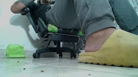 Snapshot of srfindomfeet_ chatting on 01.12.25 sr master cum its my old account online show from 01.12.25