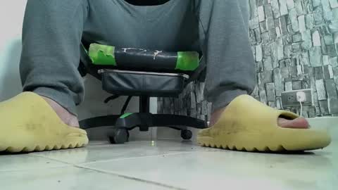 Snapshot of srfindomfeet_ chatting on 01.13.25 sr master cum its my old account online show from 01.13.25