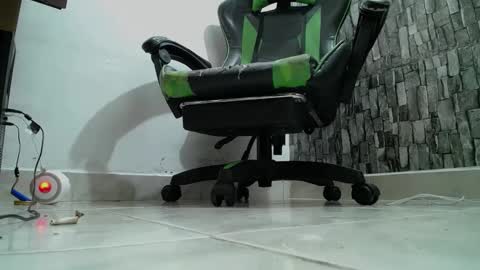 Snapshot of srfindomfeet_ chatting on 01.14.25 sr master cum its my old account online show from 01.14.25