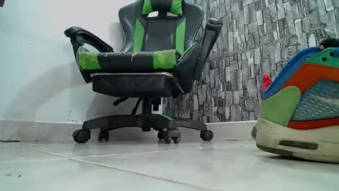 Snapshot of srfindomfeet_ chatting on 01.15.25 sr master cum its my old account online show from 01.15.25
