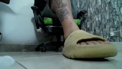 Snapshot of srfindomfeet_ chatting on 01.17.25 sr master cum its my old account online show from 01.17.25