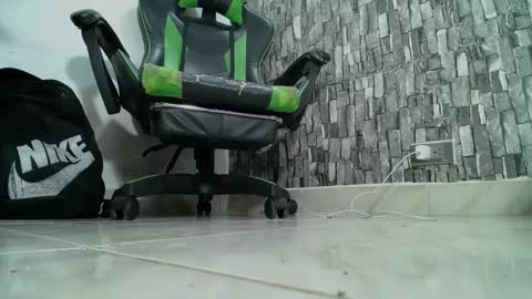 Snapshot of srfindomfeet_ chatting on 01.18.25 sr master cum its my old account online show from 01.18.25