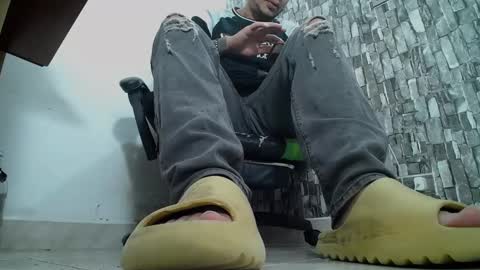 Snapshot of srfindomfeet_ chatting on 01.21.25 sr master cum its my old account online show from 01.21.25