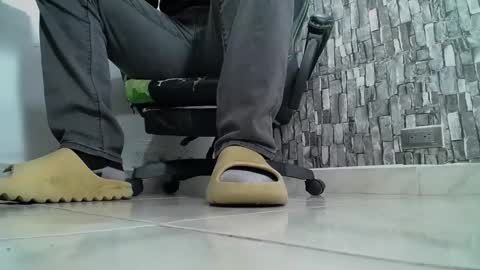 Snapshot of srfindomfeet_ chatting on 01.21.25 sr master cum its my old account online show from 01.21.25