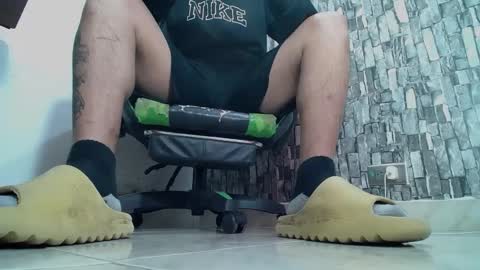 Snapshot of srfindomfeet_ chatting on 01.21.25 sr master cum its my old account online show from 01.21.25