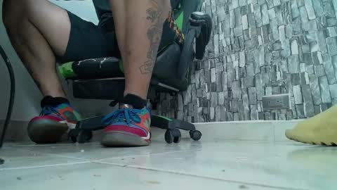 Snapshot of srfindomfeet_ chatting on 01.24.25 sr master cum its my old account online show from 01.24.25