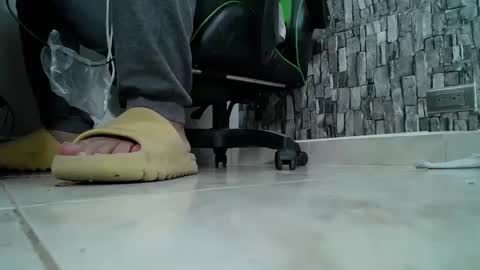 Snapshot of srfindomfeet_ chatting on 01.25.25 sr master cum its my old account online show from 01.25.25