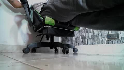 Snapshot of srfindomfeet_ chatting on 01.27.25 sr master cum its my old account online show from 01.27.25