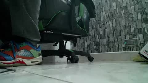 Snapshot of srfindomfeet_ chatting on 01.28.25 sr master cum its my old account online show from 01.28.25