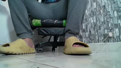 Snapshot of srfindomfeet_ chatting on 01.28.25 sr master cum its my old account online show from 01.28.25