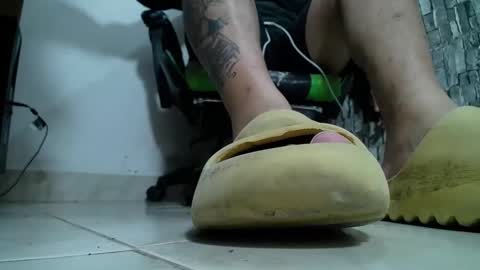 Snapshot of srfindomfeet_ chatting on 02.02.25 sr master cum its my old account online show from 02.02.25