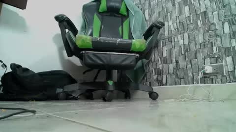 Snapshot of srfindomfeet_ chatting on 02.07.25 sr master cum its my old account online show from 02.07.25