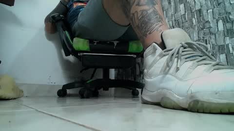 Snapshot of srfindomfeet_ chatting on 02.16.25 sr master cum its my old account online show from 02.16.25