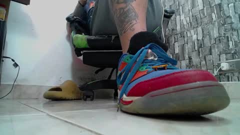 Snapshot of srfindomfeet_ chatting on 02.16.25 sr master cum its my old account online show from 02.16.25
