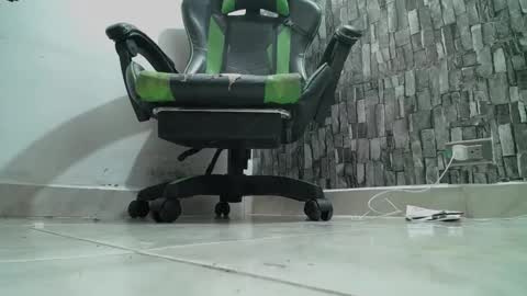Snapshot of srfindomfeet_ chatting on 02.19.25 sr master cum its my old account online show from 02.19.25