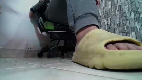 Snapshot of srfindomfeet_ chatting on 02.20.25 sr master cum its my old account online show from 02.20.25