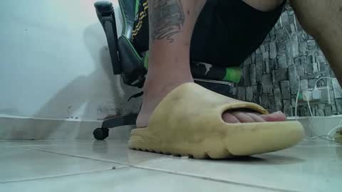 Snapshot of srfindomfeet_ chatting on 02.25.25 sr master cum its my old account online show from 02.25.25