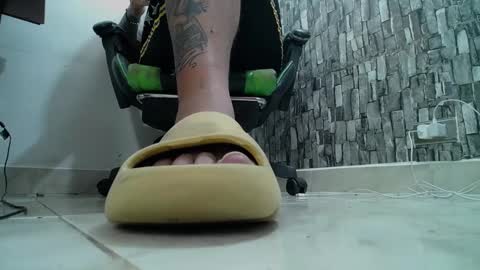 Snapshot of srfindomfeet_ chatting on 02.25.25 sr master cum its my old account online show from 02.25.25