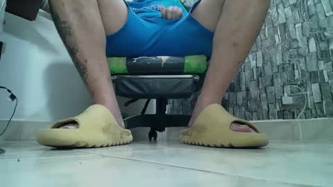 Snapshot of srfindomfeet_ chatting on 03.01.25 sr master cum its my old account online show from 03.01.25
