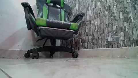 Snapshot of srfindomfeet_ chatting on 03.02.25 sr master cum its my old account online show from 03.02.25
