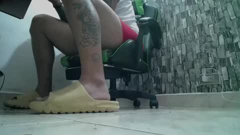 Snapshot of srfindomfeet_ chatting on 03.04.25 sr master cum its my old account online show from 03.04.25