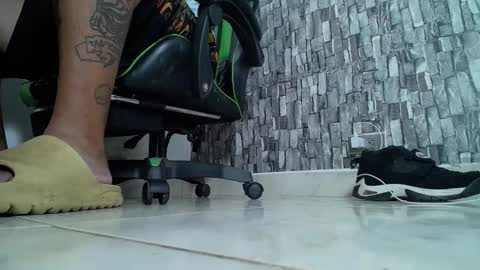 Snapshot of srfindomfeet_ chatting on 03.09.25 sr master cum its my old account online show from 03.09.25