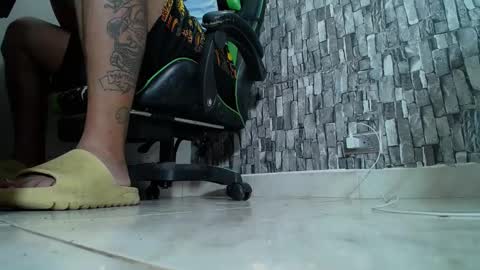 Snapshot of srfindomfeet_ chatting on 03.10.25 sr master cum its my old account online show from 03.10.25