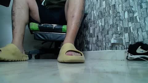Snapshot of srfindomfeet_ chatting on 03.11.25 sr master cum its my old account online show from 03.11.25
