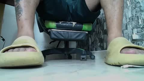 Snapshot of srfindomfeet_ chatting on 03.12.25 sr master cum its my old account online show from 03.12.25