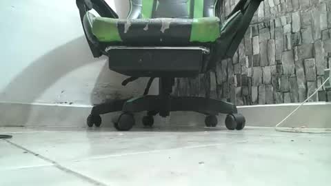 Snapshot of srfindomfeet_ chatting on 09.10.25 sr master cum its my old account online show from 09.10.25