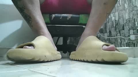 Snapshot of srfindomfeet_ chatting on 09.12.25 sr master cum its my old account online show from 09.12.25