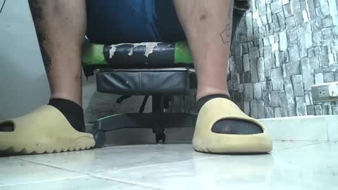 Snapshot of srfindomfeet_ chatting on 09.13.25 sr master cum its my old account online show from 09.13.25