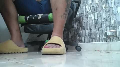 Snapshot of srfindomfeet_ chatting on 09.13.25 sr master cum its my old account online show from 09.13.25
