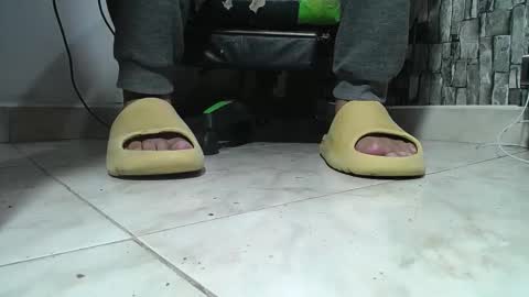 Snapshot of srfindomfeet_ chatting on 01.17.26 sr master cum its my old account online show from 01.17.26