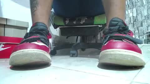 Snapshot of srfindomfeet_ chatting on 02.15.26 sr master cum its my old account online show from 02.15.26