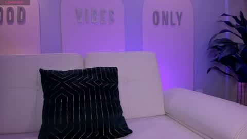 Stacy Woods online show from 04.09.26