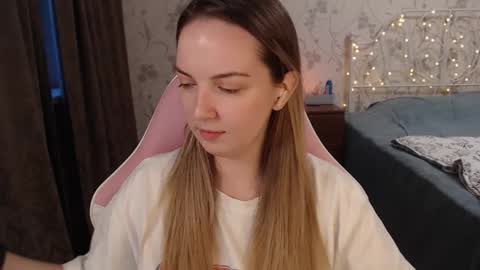 Snapshot of star_shopping chatting on 12.21.24 Alice online show from 12.21.24