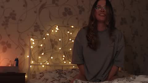 Snapshot of star_shopping chatting on 12.22.24 Alice online show from 12.22.24