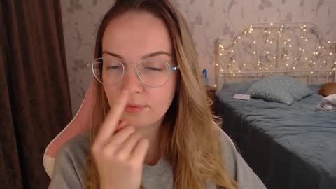 Snapshot of star_shopping chatting on 12.27.24 Alice online show from 12.27.24