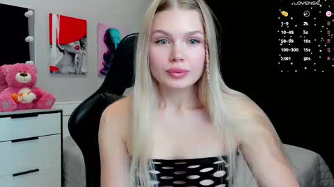 Snapshot of starlight_2004 chatting on 10.12.25 Caroline online show from 10.12.25