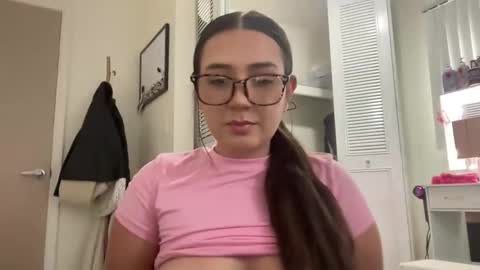 Snapshot of starqueenieee chatting on 10.24.25 starqueenieee online show from 10.24.25